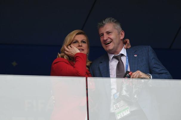 Presidente croata Kolinda Grabar-Kitarovic ao lado do ex-atacante Davor Suker, hoje presidente da Federação Croata de Futebol