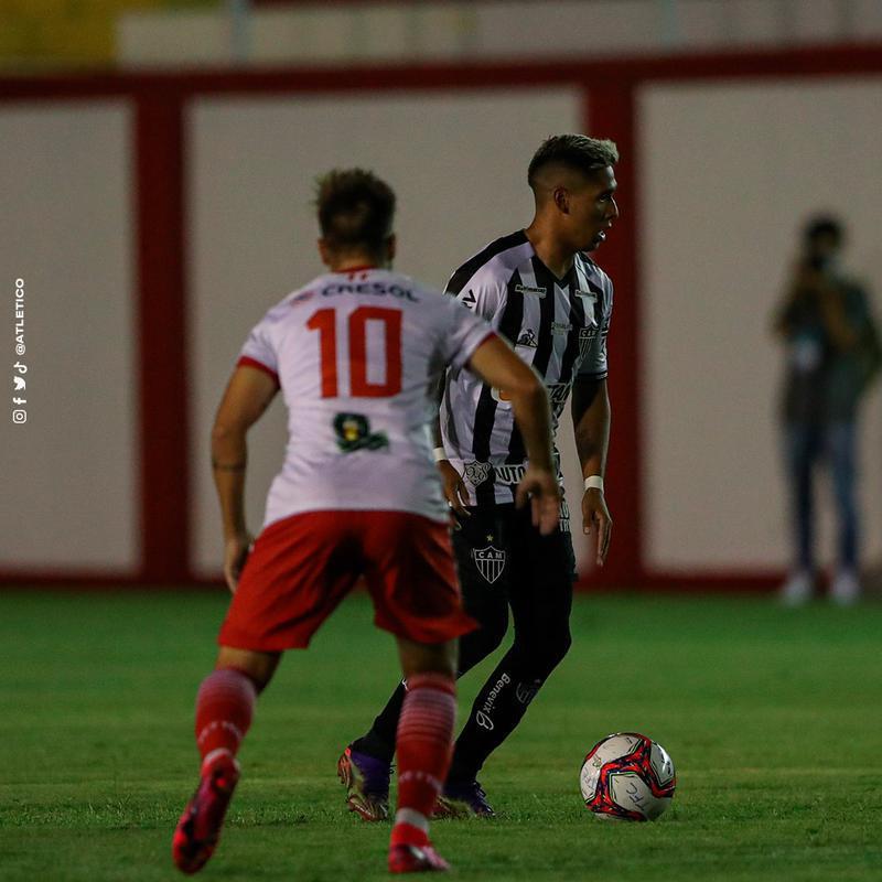 Tombense e Atlético se enfrentaram nesta quinta-feira (4), em partida válida pela 2ª rodada do Campeonato Mineiro. O confronto foi realizado no Estádio Antônio Guimarães de Almeida, em Tombos. No primeiro tempo, uma queda de energia paralisou a partida por cerca de 20 minutos.