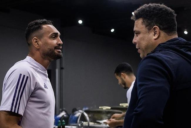 Ronaldo conheceu t�cnico Pepa e cumprimentou jogadores do Cruzeiro na v�spera do jogo contra o Corinthians, em S�o Paulo, pelo Campeonato Brasileiro 