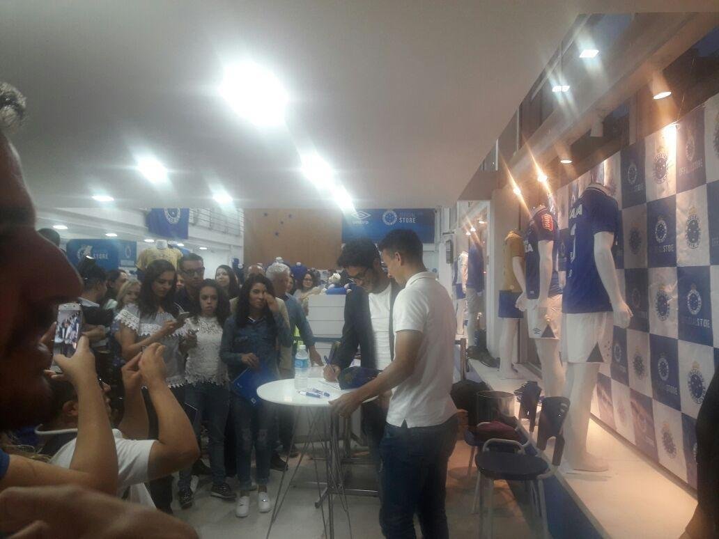 Zagueiro Leo lanou no Barro Preto o livro A Quinta Estrela, sobre o penta da Copa do Brasil. Volante Henrique prestigiou evento.