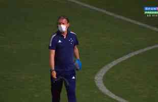 Preparador fsico Anselmo Sbragia, do Cruzeiro, jogou sal grosso no gramado do Mineiro antes da partida contra o Brasil de Pelotas, neste sbado, pela 26 rodada da Srie B