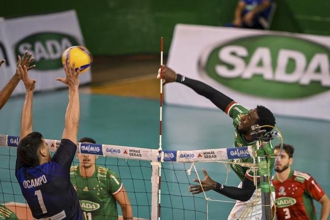Cruzeiro se garantiu na decis�o do Sul-Americano de V�lei ao bater os argentinos do Policial Voley por 3 sets a 0, neste s�bado (5), no Gin�sio do Riacho, em Contagem. As parciais foram de 25/20, 29/27 e 25/16