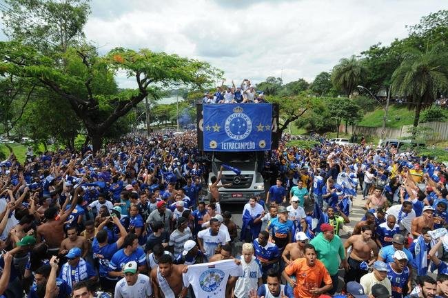 Antes do jogo com o Fluminense, em 7 de dezembro de 2014, jogadores do Cruzeiro desfilaram em carro aberto entre a Toca da Raposa II e o Mineiro, onde receberiam a taa de tetracampeo brasileiro. Uma multido azul tomou conta da Pampulha e festejou o quarto ttulo da Srie A. No jogo das faixas, a Raposa venceu o Tricolor por 2 a 1.