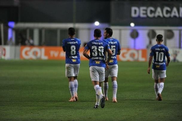 Com gols de Thiago Neves, Arrascaeta e Ded, Cruzeiro goleou a Chapecoense por 3 a 0