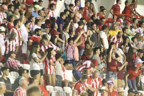 Aps um 2 a 2 no tempo normal, Tlio defendeu o pnalti de Carlo e ajudou o Sport a vencer a disputa na marca da cal por 5 a 4
