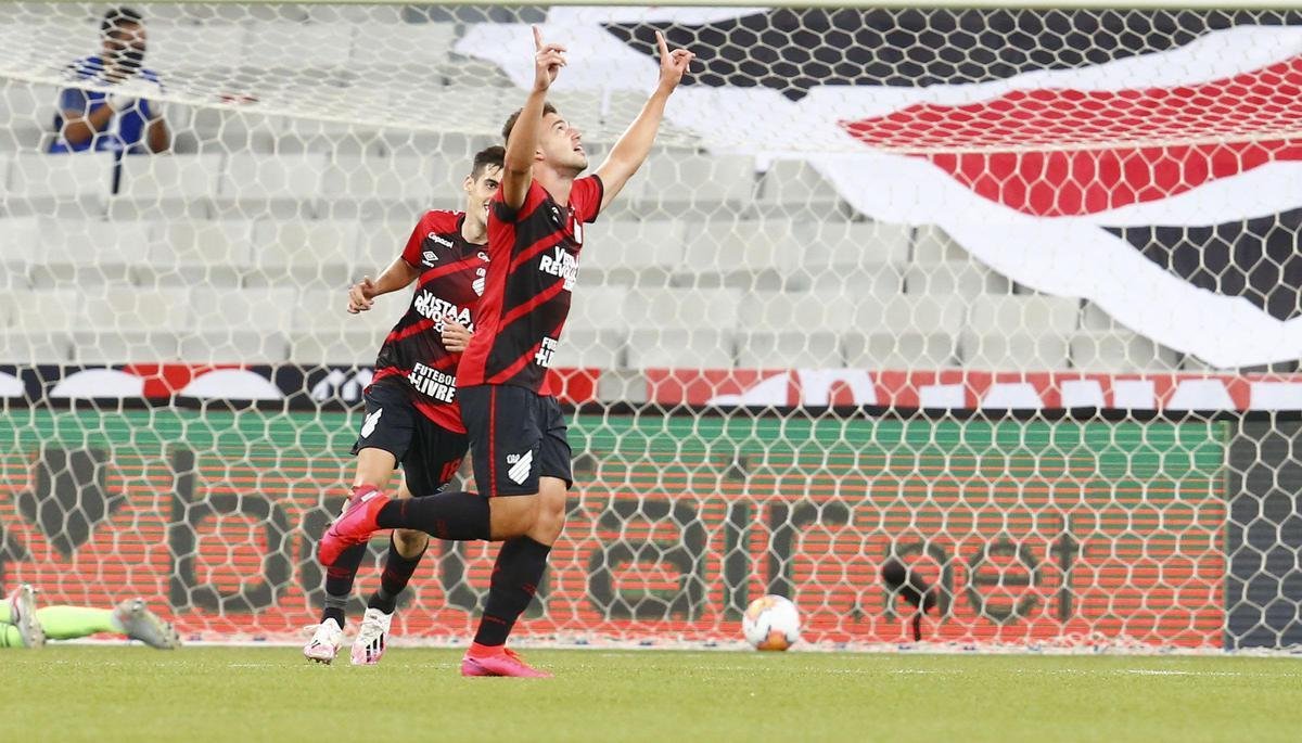 9 lugar - Athletico-PR - 3 vitrias, 1 empate e 2 derrotas (10 pontos)
