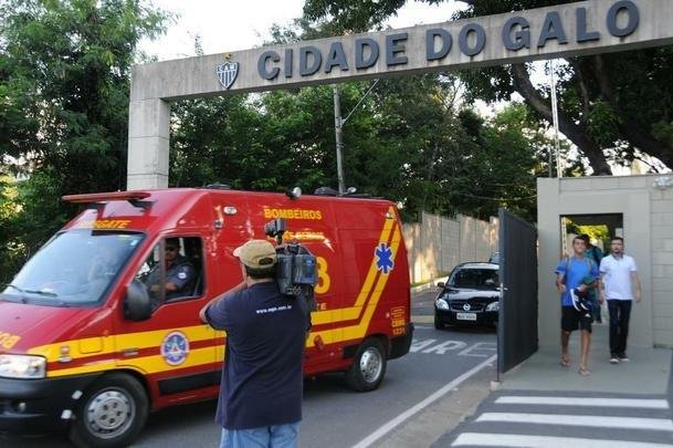 Carro funerrio entra e deixa a Cidade do Galo com o corpo de Bebeto de Freitas