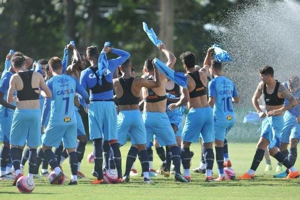Cruzeiro se reapresentou aps estreia na Copa Libertadores e iniciou sua preparao para o clssico de domingo, s 11h, no Independncia, contra o Atltico, pela nona rodada do Mineiro. As novidades foram as presenas do atacante Sass e do zagueiro Cac, da base. Fred foi vetado devido a um estiramento na panturrilha direita. 