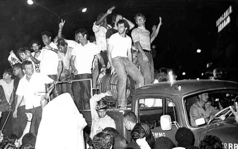 Festa em Belo Horizonte na chegada dos campeões brasileiros de 1971. Jogadores, dirigentes e comissão técnica do Atlético desfilaram em carro do Corpo de Bombeiros pelas ruas da capital mineira