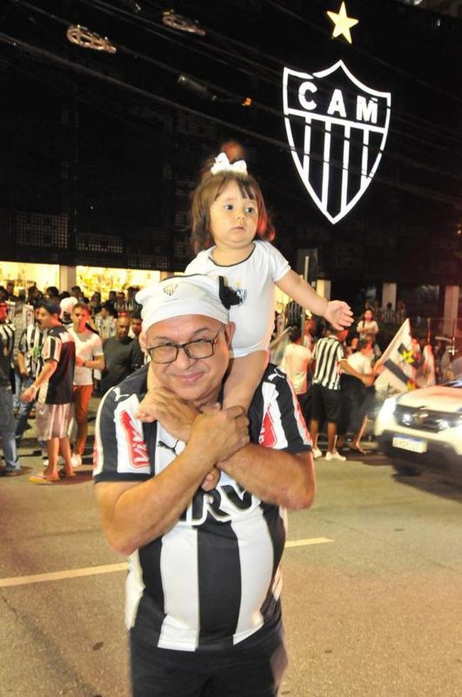 Torcedores do Atltico se concentraram em frente  sede do clube, no bairro de Lourdes, em BH, para festejar o ttulo da Supercopa do Brasil sobre o Flamengo. Galo derrotou rubro-negros nos pnaltis na Arena Pantanal, em Cuiab