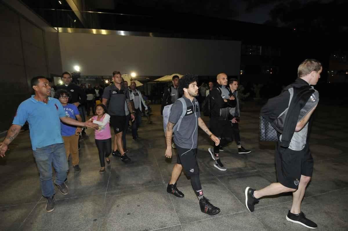 Delegao do Atltico desembarcou unida e em silncio no aeroporto de Confins, nesta quinta-feira