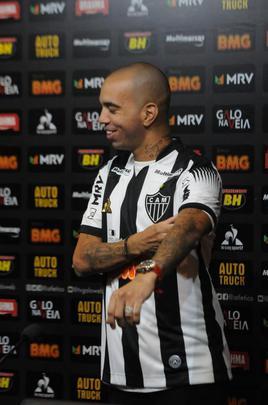 Diego Tardelli foi apresentado pelo diretor de futebol do Atlético, Rui Costa, neste domingo, antes do jogo contra a Caldense