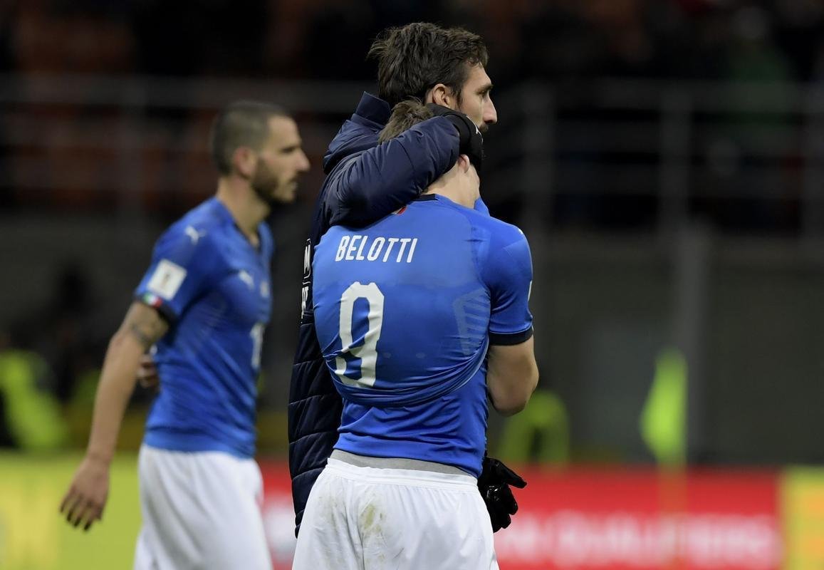 Imagens da decepo italiana com a eliminao diante da Sucia na repescagem: Azzurra fora da Copa