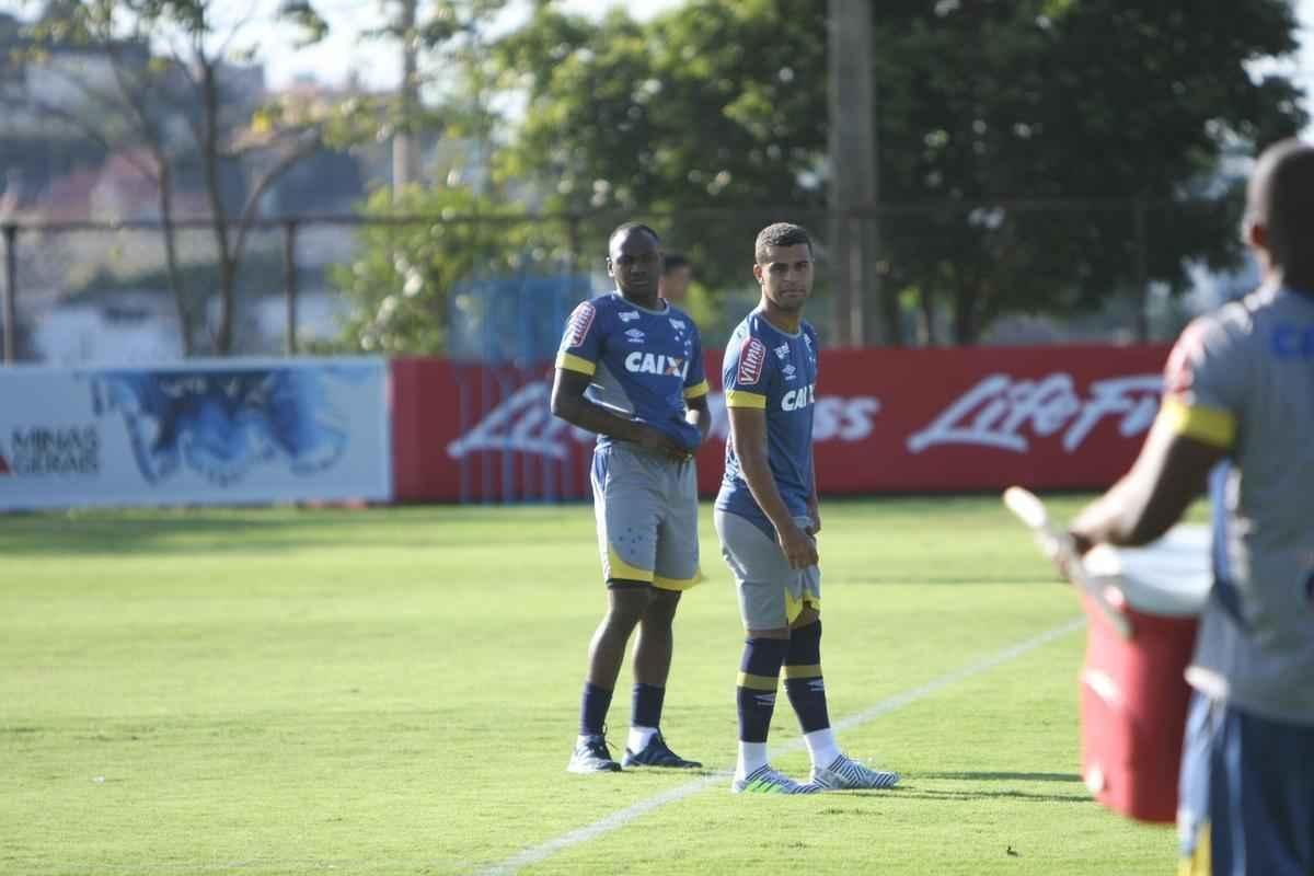 Atacante Sass trabalhou com elenco do Cruzeiro nesta tera-feira e foi apresentado como reforo