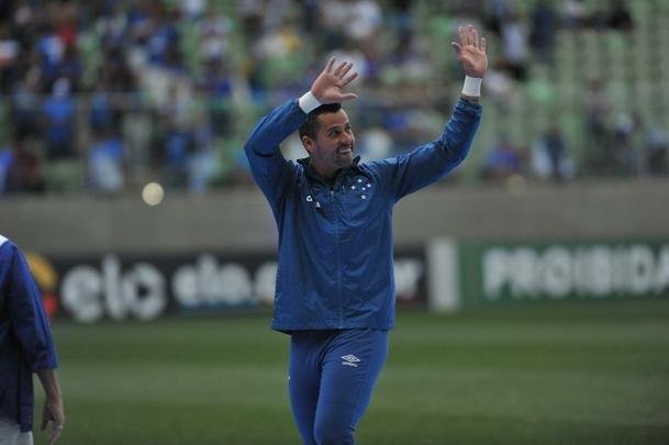Jogadores, integrantes da comisso tcnica e dirigentes do Cruzeiro recebem faixas alusivas ao ttulo da Copa do Brasil