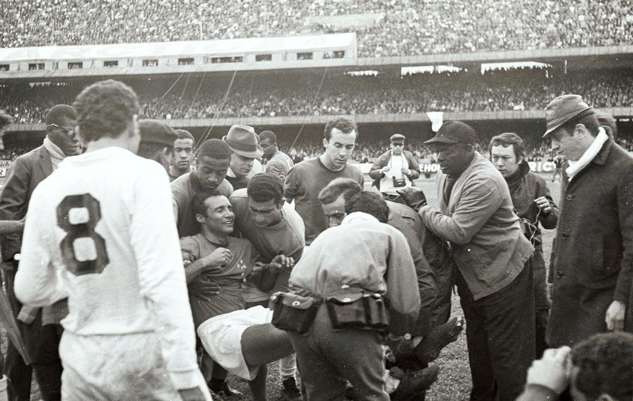 Lance da partida entre Cruzeiro e Santos, pelo Roberto, no Morumbi, em So Paulo. O zagueiro cruzeirense Procpio quebrou a perna aps uma dividia de bola com Pel