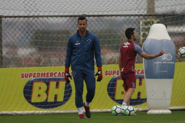 Goleiro Fbio vai a campo sob superviso de preparador Robertinho