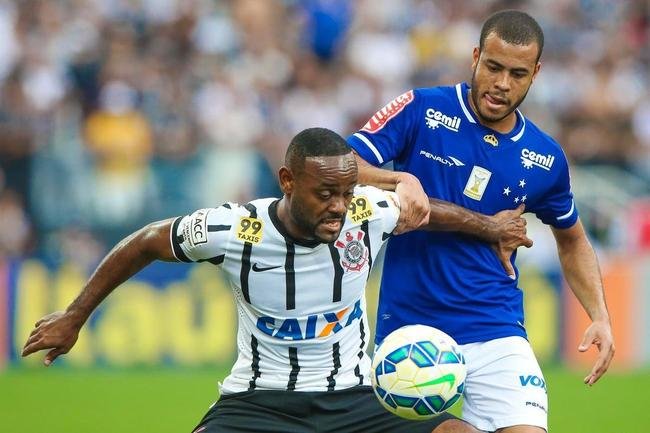 Com gols de Vagner Love (2) e Jadson, Corinthians venceu Cruzeiro por 3 a 0 neste domingo, na Arena Itaquero, em So Paulo