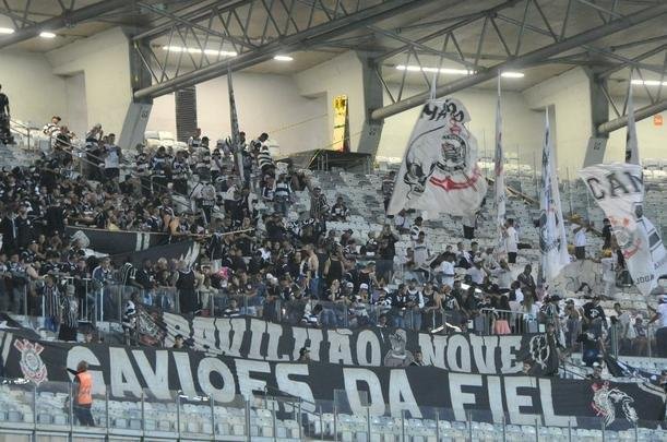 Imagens das torcidas de Cruzeiro e Corinthians no Mineiro