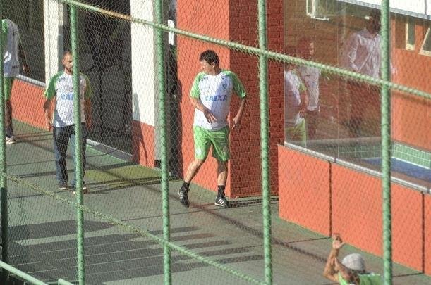 Depois de reunio com elenco e diretoria, Adilson Batista observou treino comandado por Drubscky no Amrica