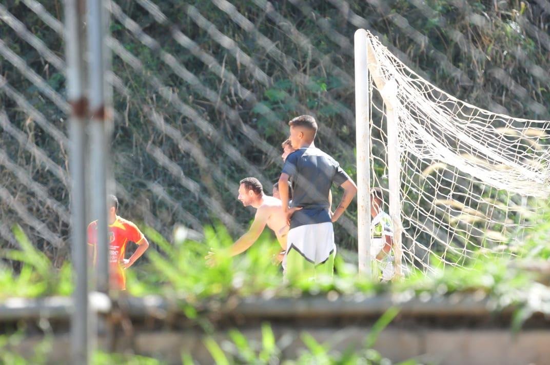 Em meio  pandemia do novo coronavrus, a reportagem do Superesportes / Estado de Minas flagrou nesta tera-feira (14) um treino de futebol no campo de vrzea do Itatiaia, no Bairro Bandeirantes, na Regio da Pampulha, em BH. Jovens entre 16 e 20 anos participam de atividades fsicas sob a superviso de um treinador e um preparador de goleiros. Muitos garotos fazem parte de um projeto social do Santa Luzia Futebol Clube. Parte do grupo foi levado por Luciano Mafra, tcnico da equipe, para trabalhar de maneira independente. (Gladyston Rodrigues/EM/D. A Pres)