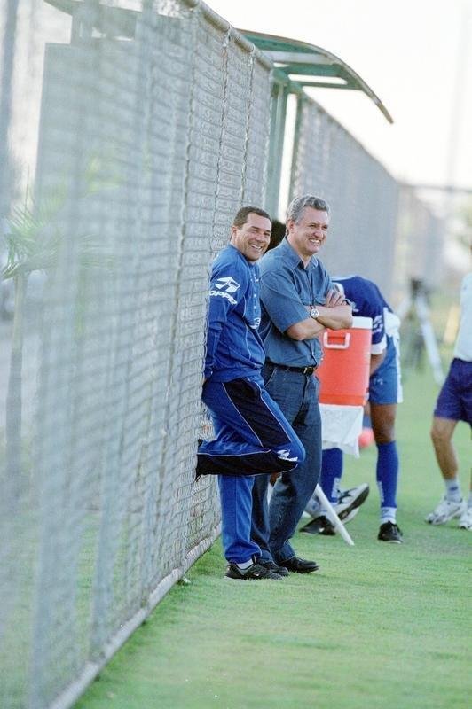 O tcnico de futebol do Cruzeiro, Vanderlei Luxemburgo, e o diretor de futebol do time, Eduardo Maluf, durante treino na Toca da Raposa II, em Belo Horizonte