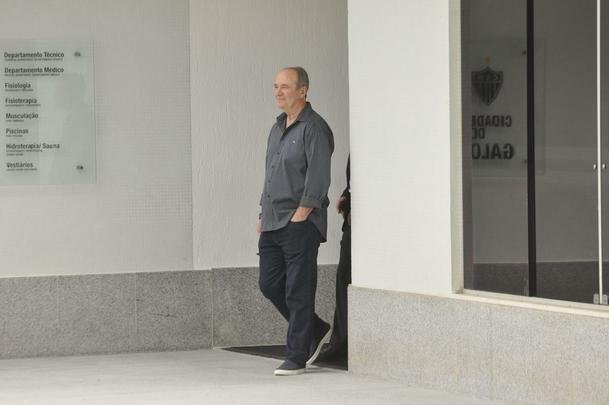 Levir Culpi foi apresentado pela diretoria na Cidade do Galo, enquanto os jogadores treinavam