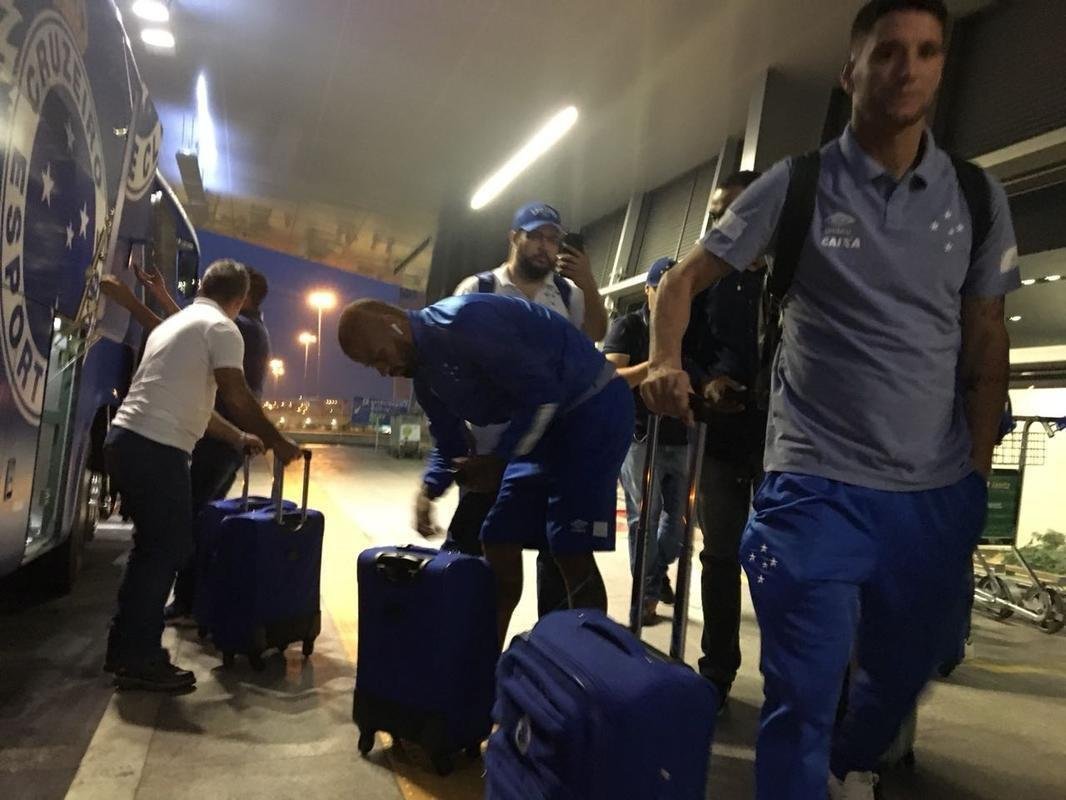 Delegao do Cruzeiro foi composta por 23 jogadores em viagem para Buenos Aires, na Argentina, local da partida de quarta, s 21h45, contra o Boca Juniors, pela Copa Libertadores. Meia uruguaio De Arrascaeta foi vetado e permaneceu em Belo Horizonte.