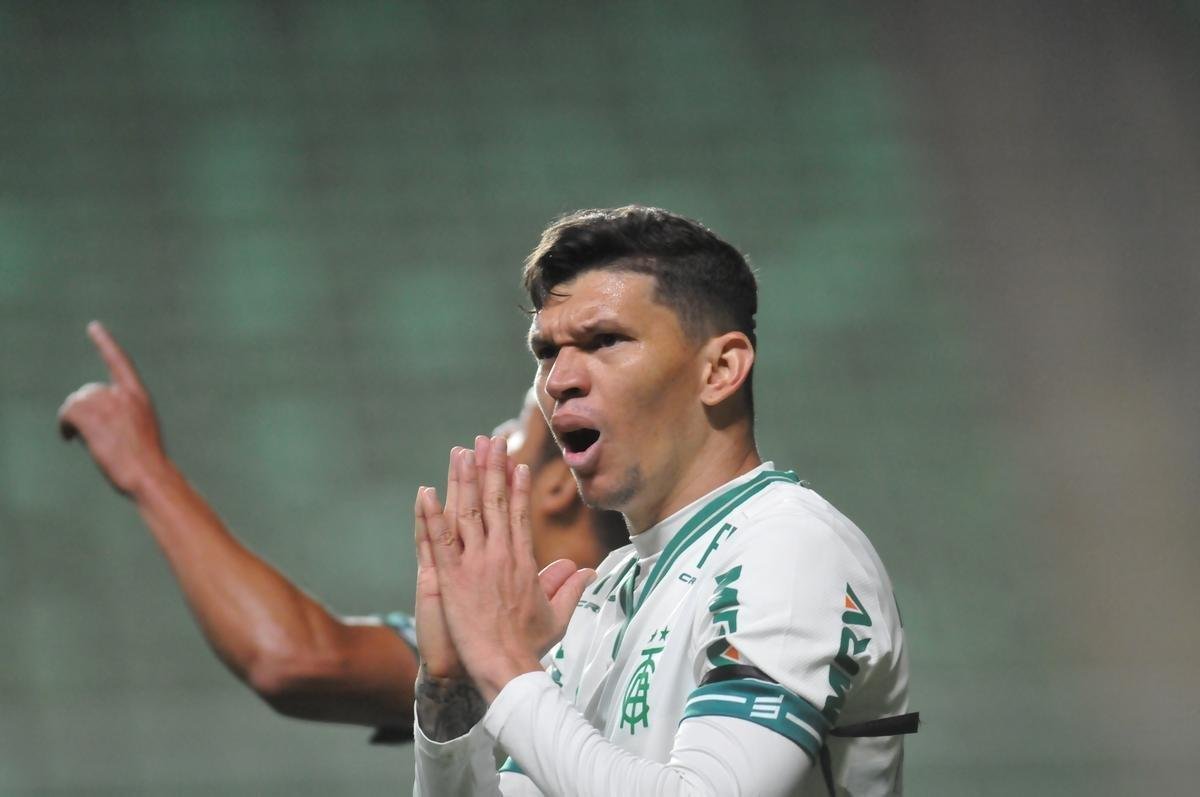 Fotos de Amrica x Brasil de Pelotas, no Independncia, pela 24 rodada da Srie B