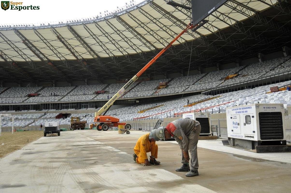 06/12/2012 - Gramado j instalado no campo. Reforma entra na parte dos detalhes, do acabamento final.