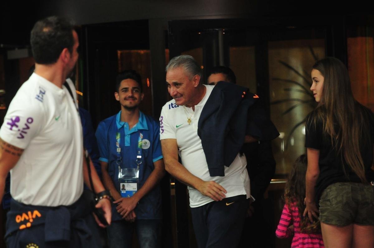 Seleo Brasileira deixou hotel Ouro Minas na noite desta quarta-feira e se despediu de Belo Horizonte, onde venceu a Argentina por 2 a 0 na semifinal da Copa Amrica. Reta final de treinos ser na Granja Comary, em Terespolis. Deciso est marcado para domingo, s 17h, no Maracan