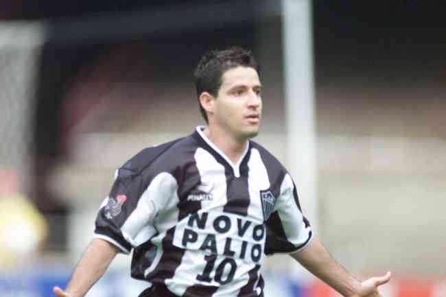 Meia técnico e especialista em bola parada, Ramon Menezes atuou pelo Atlético de 2000 a 2002