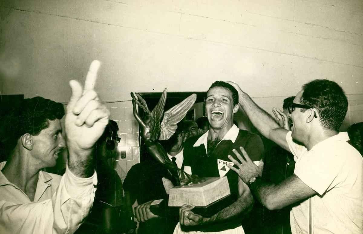 23/02/1963 - Seleo Mineira de Futebol, que venceu o Campeonato Brasileiro de Futebol,  recebida em Belo Horizonte pelo governador Magalhes Pinto. O capito da equipe, Procpio, ergue a taa e posa para fotos. A Seleo Mineira sagrou-se campe vencendo a Seleo do Rio de Janeiro por 2 a 1, no Maracan, no Rio de Janeiro.