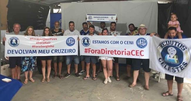 15/9 - 'PROTESTO GLOBAL': redutos de torcedores do Cruzeiro espalhados por vrios pases e cidades brasileiras promoveram um protesto no momento em que o clube enfrentou o Palmeiras pelo Campeonato Brasileiro. Em ao menos 40 cidades houve pedidos para a renncias de Wagner Pires de S, Itair Machado e Srgio Nonato.