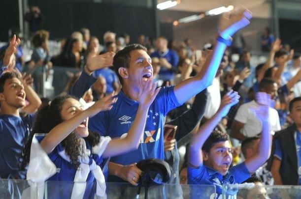 Imagens das torcidas de Cruzeiro e Corinthians no Mineiro