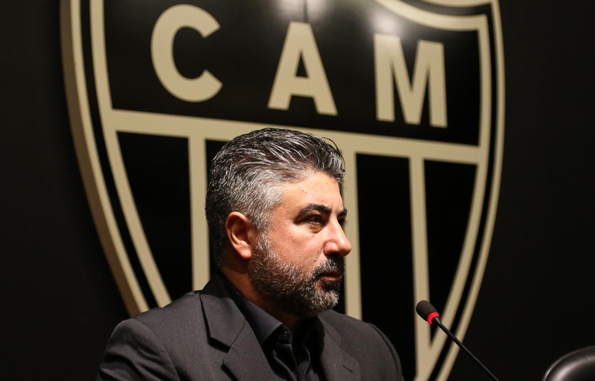 DEZEMBRO: Alexandre Gallo, diretor de futebol contratado pelo presidente eleito, Srgio Sette Cmara, trabalhou rpido na captao de reforos. Foram cinco contratados antes da virada do ano: Samuel Xavier (lateral-direito), Arouca (volante), Erik (atacante), Rger Guedes (atacante) e Ricardo Oliveira (atacante).