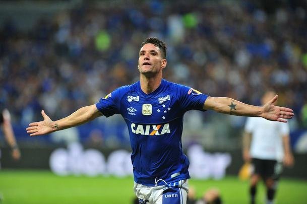 Cruzeiro conseguiu abrir vantagem de 1 a 0 no fim do primeiro tempo, com gol de cabea de Thiago Neves
