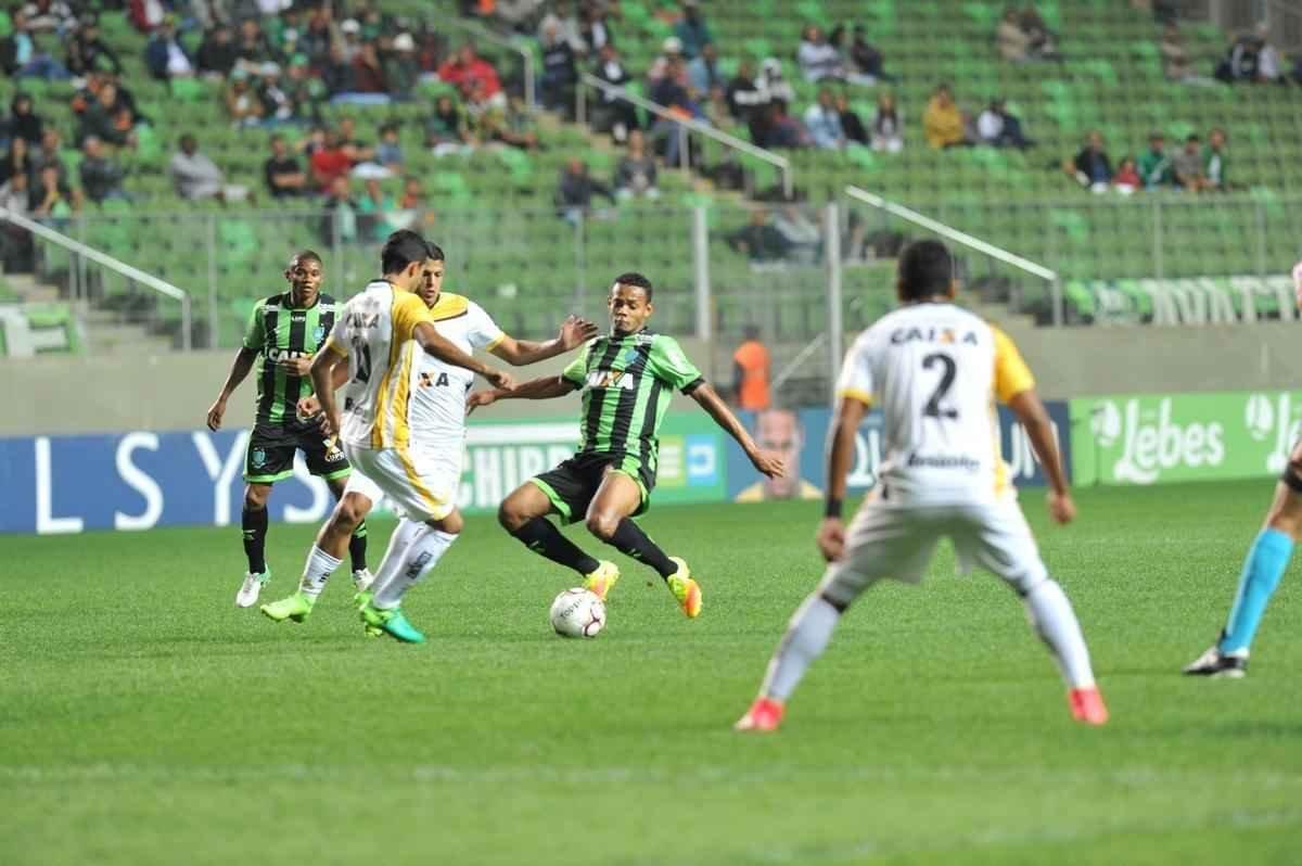 Imagens da partida entre Amrica e Cricima, no Independncia, pela Srie B do Brasileiro