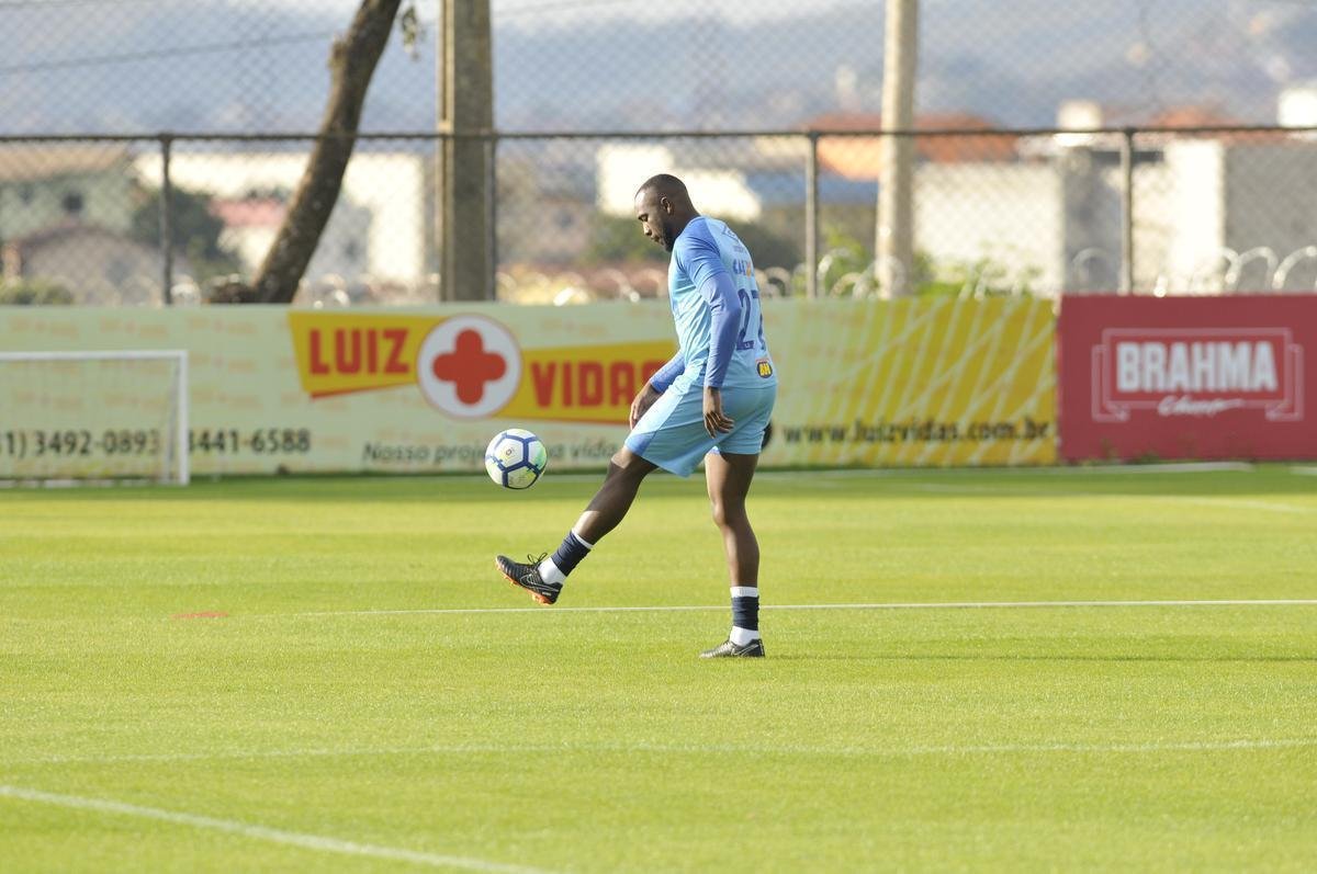 Manoel (zagueiro) - quando contratou o jogador ao Atltico-PR, o Cruzeiro pagou R$ 7,4 milhes por 40% dos direitos econmicos. Hoje, clube tem participao em 30%.