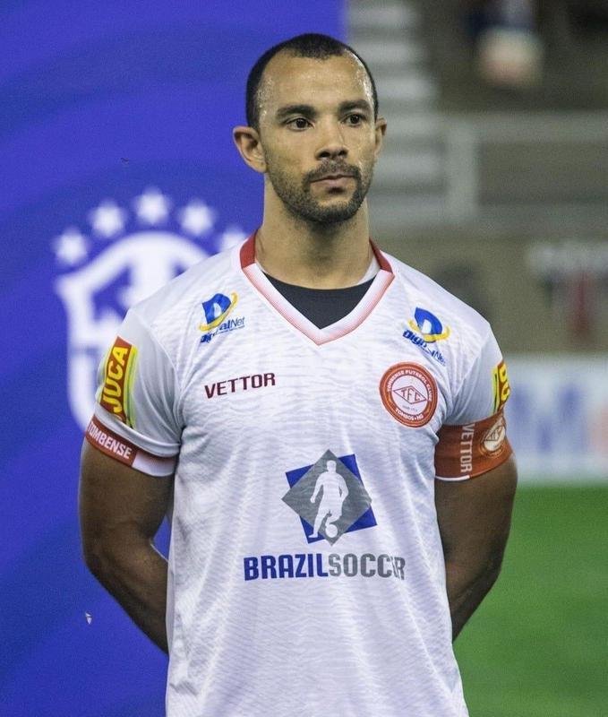 Roger de Carvalho, zagueiro