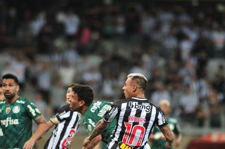 No segundo tempo, de cabea, Vargas abriu o placar para o Atltico no Mineiro: 1 a 0
