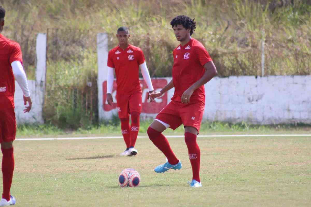 O volante Luanderson estava jogando a Srie A pelo Ava antes de acertar com o Nutico. Ele foi reserva do lanterna do Brasileiro depois de se destacar pelo Marclio Dias no Catarinense.