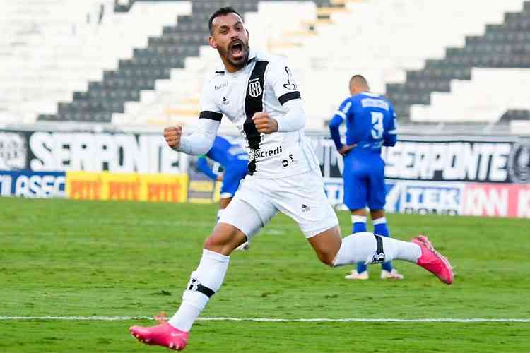 Vasco supera Ponte Preta, vence 1ª na Série B e põe fim a jejum