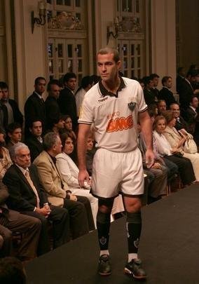 2010 - Uniforme produzido pela Topper