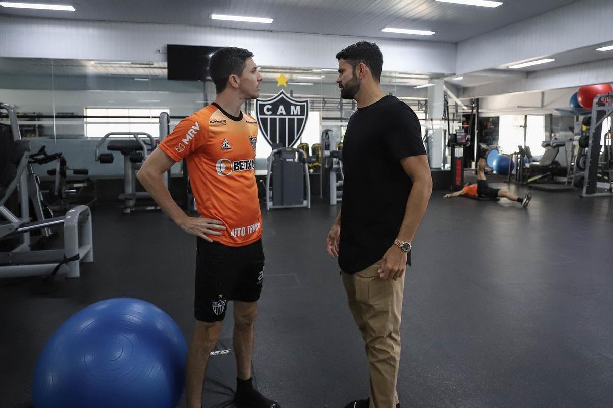 Diego Costa posa com as camisas 1 e 2 do Atltico, faz exames e atividades na academia da Cidade do Galo