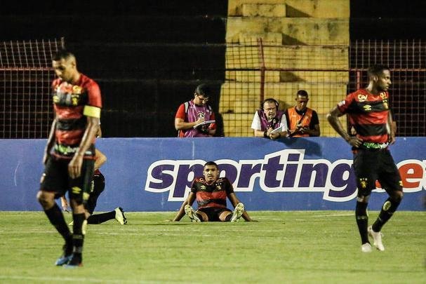 No segundo tempo, o Sport ainda ampliou o placar com Jean Patrick. Porém, com a expulsão do capitão Sander, o Imperatriz tomou a iniciativa do jogo e chegou ao empate com dois gols de Cesinha.