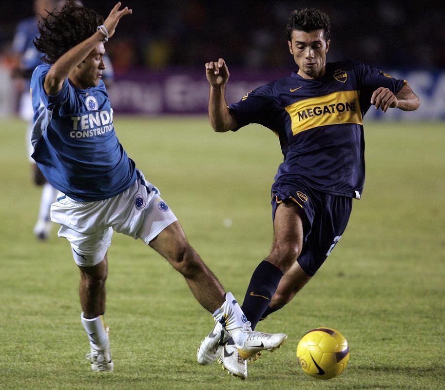 Dtolo (19/05/1984) - autor de um gol e duas assistncias nos confrontos com o Cruzeiro, o meia rodou pelo futebol europeu depois de destaque no Boca e retornou ao futebol sul-americano para atuar no Internacional, em 2012. Aps altos e baixos, o jogador se transferiu para o Atltico, em 2013, e conseguiu grande destaque: ganhou a Recopa Sul-Americana e a Copa do Brasil, ambas em 2014, e o Campeonato Mineiro, em 2015. Em 127 jogos, marcou 18 gols e deu 26 assistncias. O meio-campista acabou convivendo com vrias leses no perodo na Cidade do Galo. Em 2017, Dtolo jogou pouco pelo Vitria e, no mesmo ano, transferiu-se para o Banfield, da Argentina, onde atua at hoje.