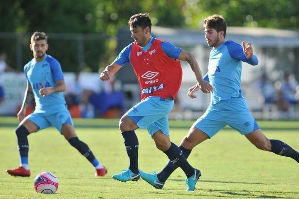 Cruzeiro se reapresentou aps estreia na Copa Libertadores e iniciou sua preparao para o clssico de domingo, s 11h, no Independncia, contra o Atltico, pela nona rodada do Mineiro. As novidades foram as presenas do atacante Sass e do zagueiro Cac, da base. Fred foi vetado devido a um estiramento na panturrilha direita. 