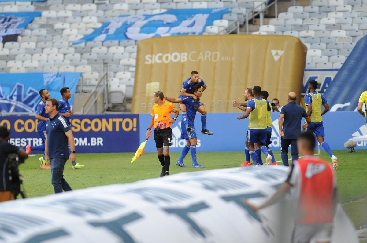 Fotos da vitria do Cruzeiro sobre o Athletic de So Joo del-Rei, por 1 a 0, no Mineiro, pela quarta rodada do Campeonato Mineiro de 2021. Marcelo Moreno, de pnalti, marcou o gol do triunfo celeste no Gigante da Pampulha