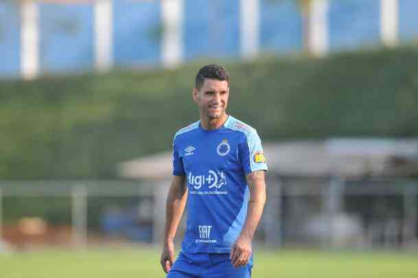 Fotos do primeiro treino de Abel Braga na Toca da Raposa II. Tcnico foi apresentado pelo Cruzeiro neste sbado e dirigir a equipe na segunda, s 20h, diante do Gois, no Serra Dourada, pela 22 rodada do Campeonato Brasileiro